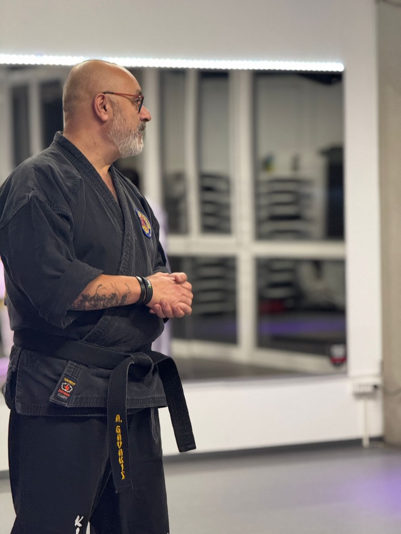 Sensei Ari beim Training im Dojo Kenshin